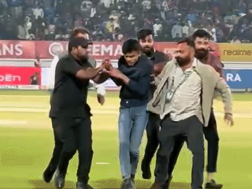 સિક્યોરિટી તેને પકડીને મેદાનની બહાર લઈ ગઈ.