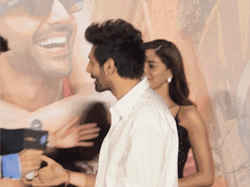 ફિલ્મના ટ્રેલર લોન્ચ ઇવેન્ટમાં કાર્તિક આર્યન અને કરણ જોહર ગળે મળ્યા હતા.