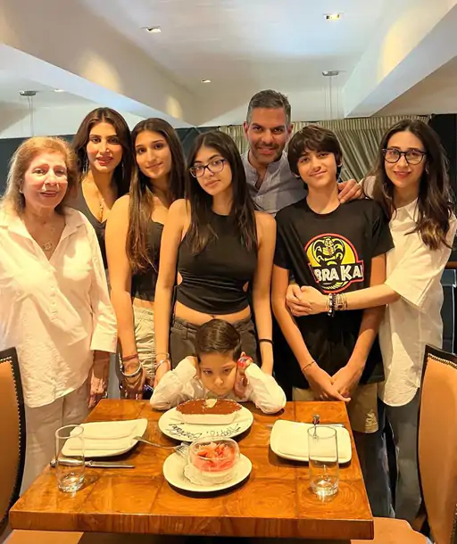 સંજય કપૂરને બીજી પત્ની કરિશ્માથી બે બાળકો, સમાયરા અને કિયાન છે, જ્યારે ત્રીજી પત્ની પ્રિયાથી એક દીકરો છે.