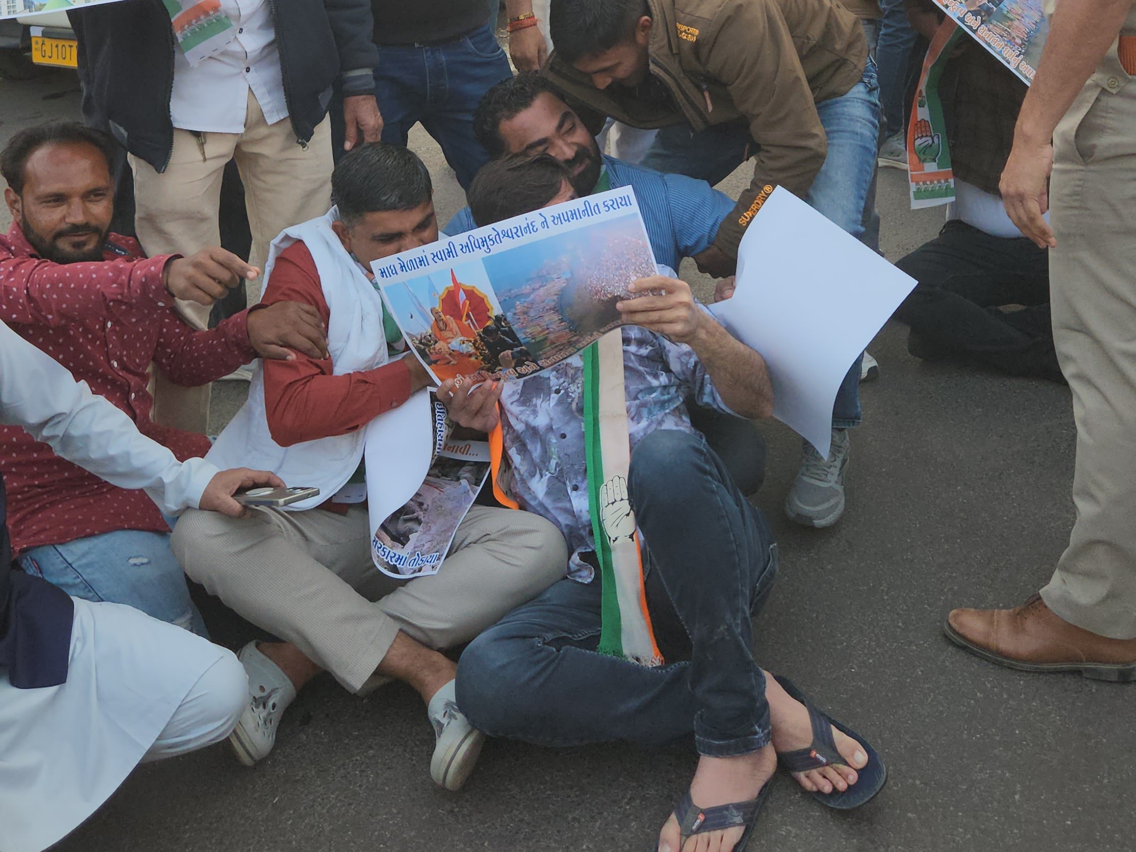 પોલીસે કાર્યકરોની અટકાયત કરી.