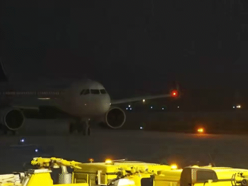 ડેનમાર્કનું એક વિમાન સૈનિકોને લઈને સોમવારે ગ્રીનલેન્ડ પહોંચ્યું હતું. - Divya Bhaskar