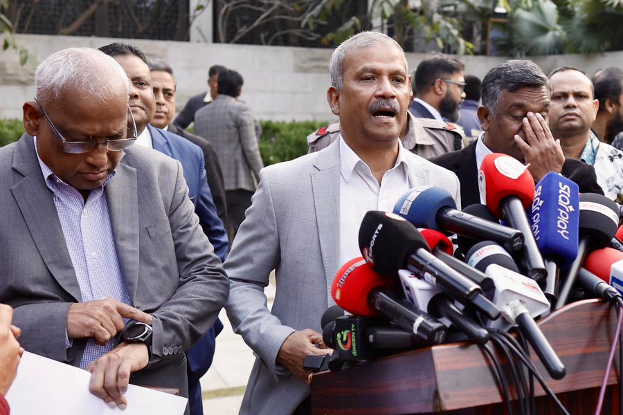 બાંગ્લાદેશ સરકારના રમતગમત સલાહકાર આસિફ નઝરુલે એક દિવસ પહેલા ઢાકામાં નેશનલ ખેલાડીઓ સાથે બેઠક કરીને આ બાબત સ્પષ્ટ કરી દીધી છે કે ટીમ ભારત નહીં જાય.