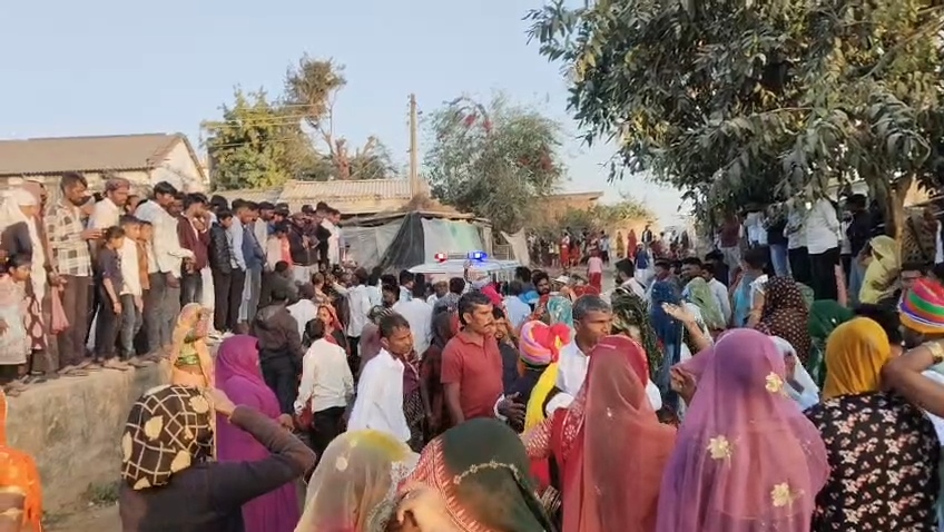 એક મહિલાને ઈજા થતાં સારવારમાં ખસેડાઈ.