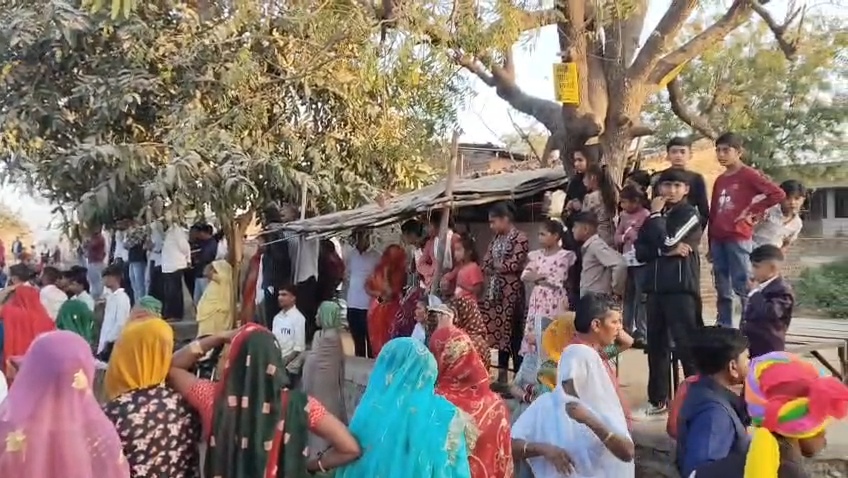 ઝઘડા બાદ પથ્થરમારો થયો.