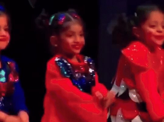 રાધિકાએ બાળક બની કૂદકા માર્યા