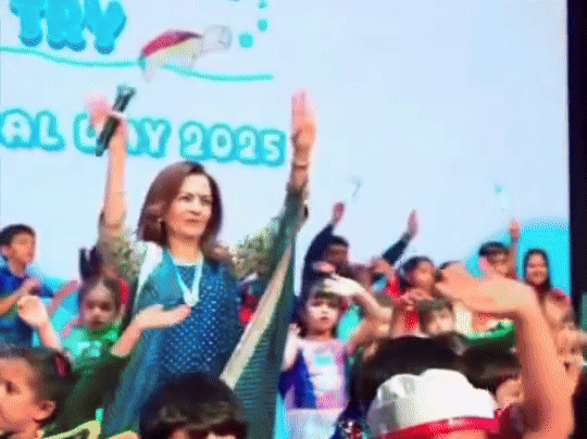 નીતા અંબાણીનો ભૂલકાઓ સાથે ડાન્સ
