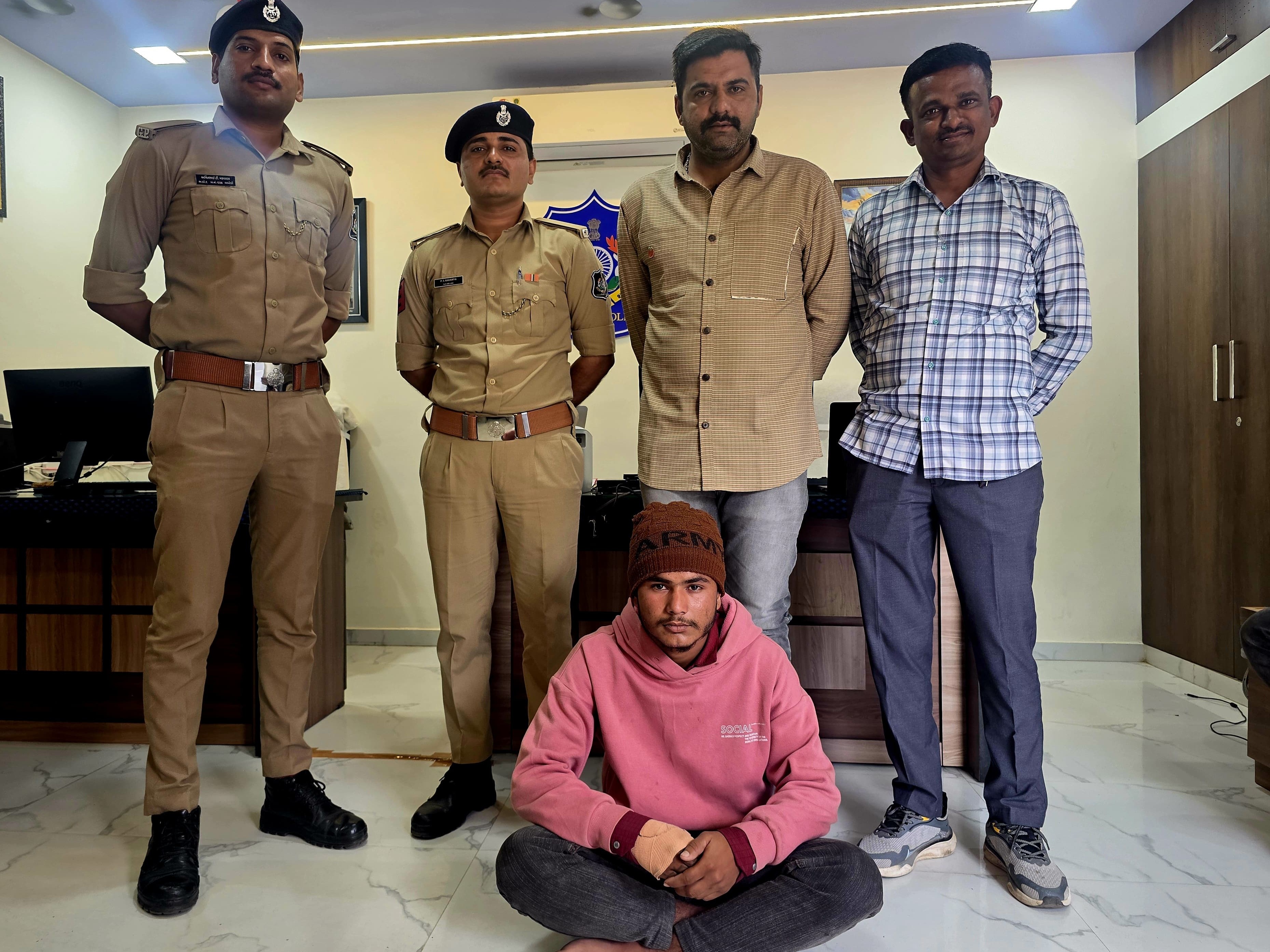 Basava Raj Police Theft Accused Arrested by Rajula Police Near Pipavav Marine