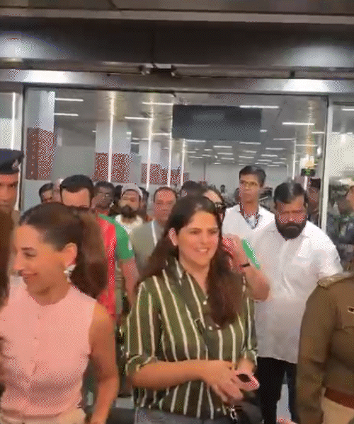 સંતાનો સાથે એરપોર્ટ પર આવેલા સૈફ અને કરીના.