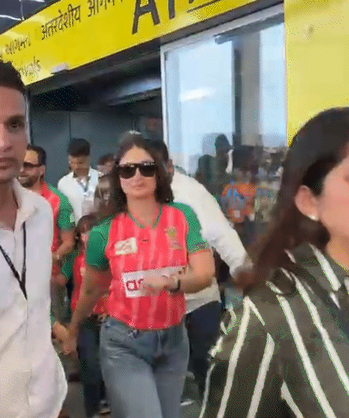 એરપોર્ટ પર ફેન્સે જોવા માટે પડાપડી કરી હતી.