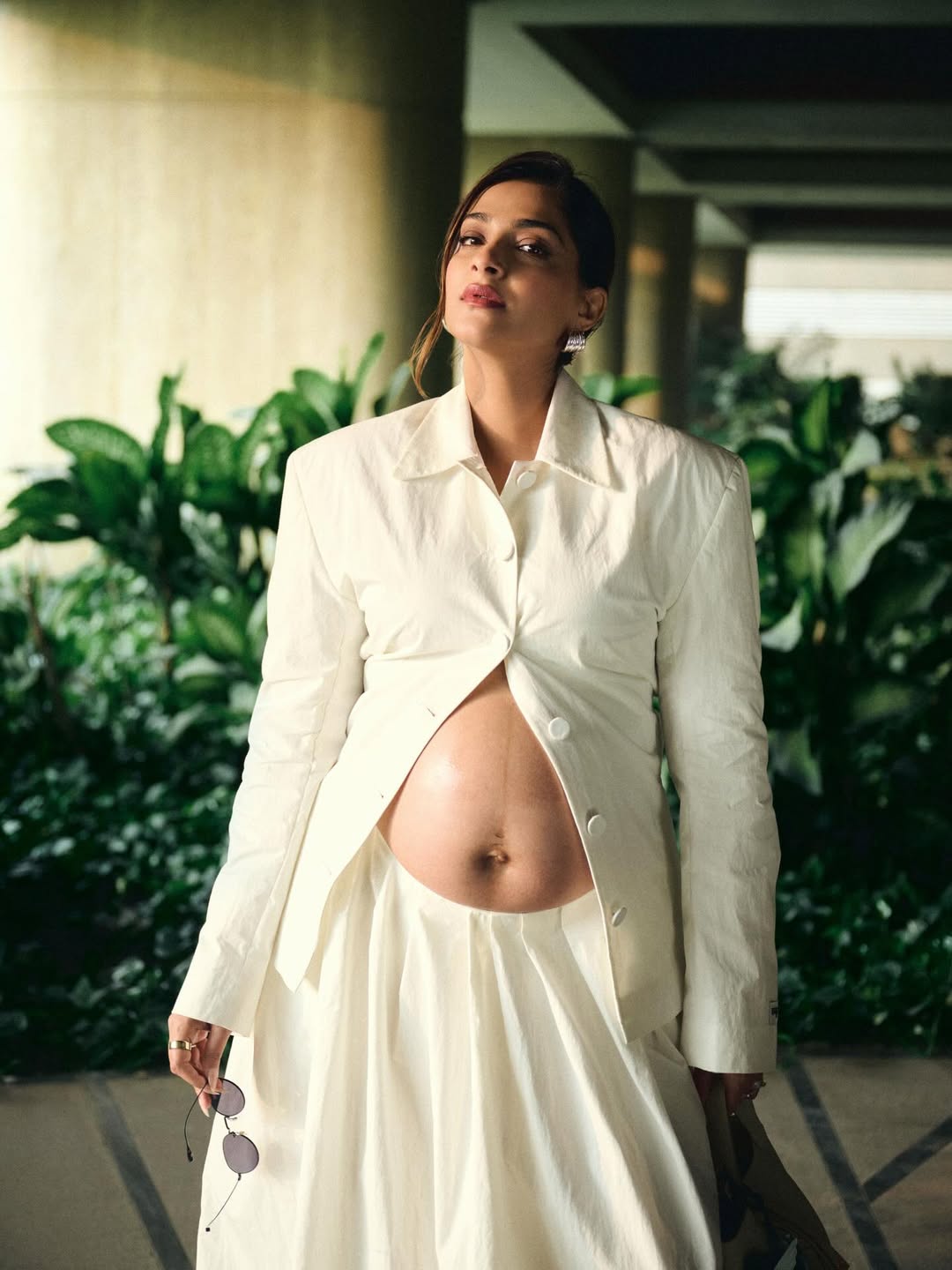 સોનમના આ આઉટફિટને તેની બહેન રિયા કપૂરે સ્ટાઈલ કર્યો છે. સોનમ પહેલાથી જ એક બાળકની માતા છે.