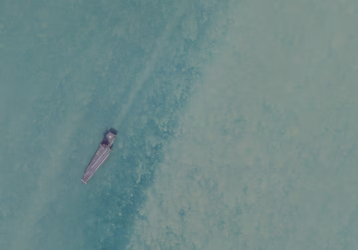 ઈરાનના અબ્બાસ બંદરની આ સેટેલાઈટ ઈમેજ છે. તેમાં દેખાય છે કે ઈરાનનું ડ્રોન કેરિયર શિપ શાહીદ બાઘેરી સમુદ્રામાં તહેનાત છે.