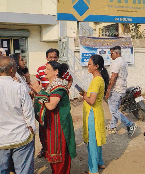 બેંક લોકરમાંથી દાગીનાની ચોરીની જાણ થતાં અન્ય ગ્રાહકો પણ લોકર ચેક કરવા બેંક પર પહોંચ્યા.