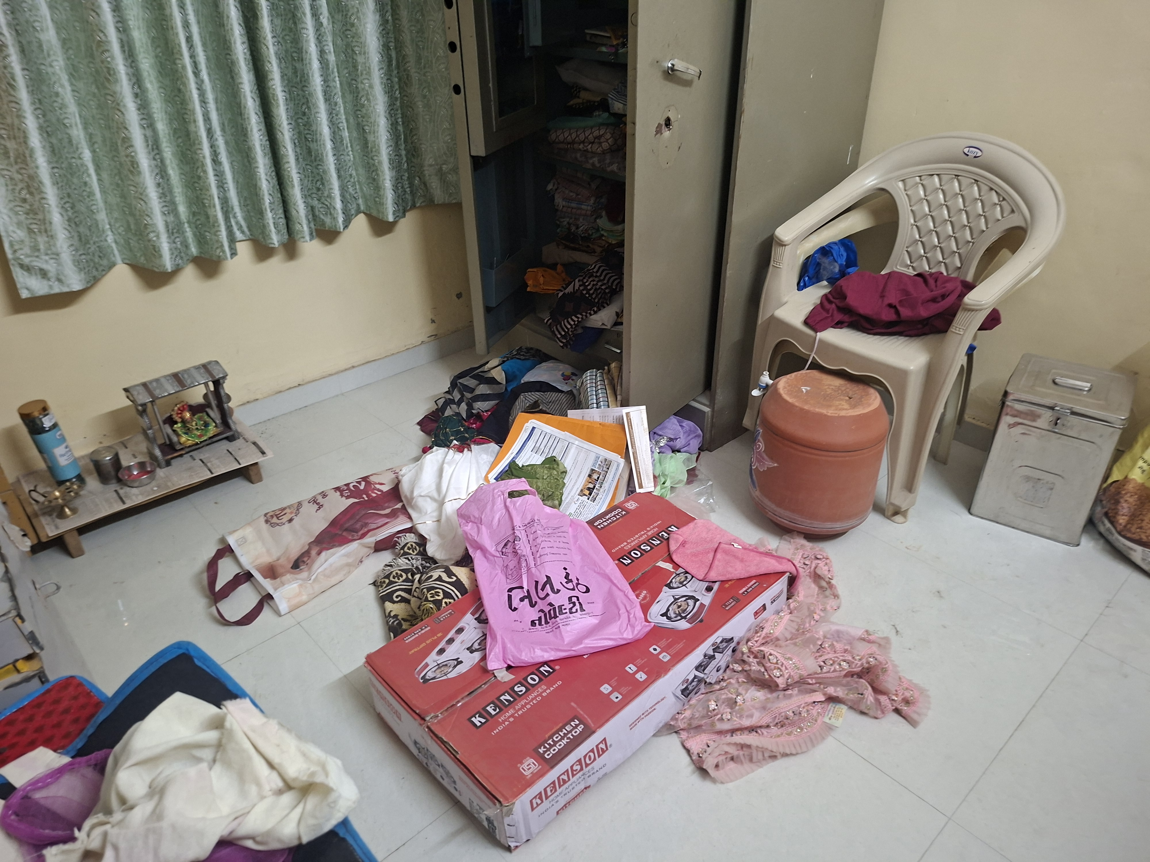 સામાન વેર-વિખેર કર્યો.