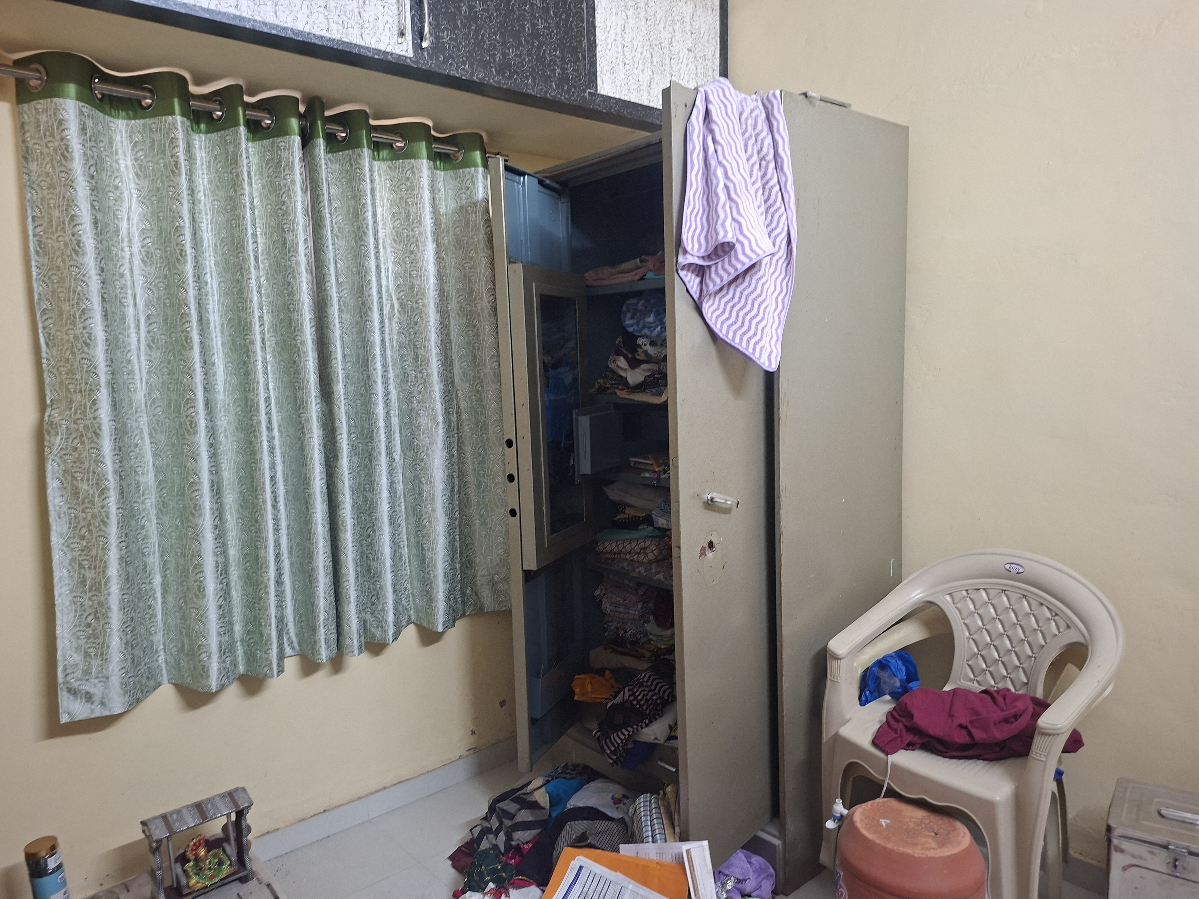 કબાટ પણ તોડી નાખ્યો.