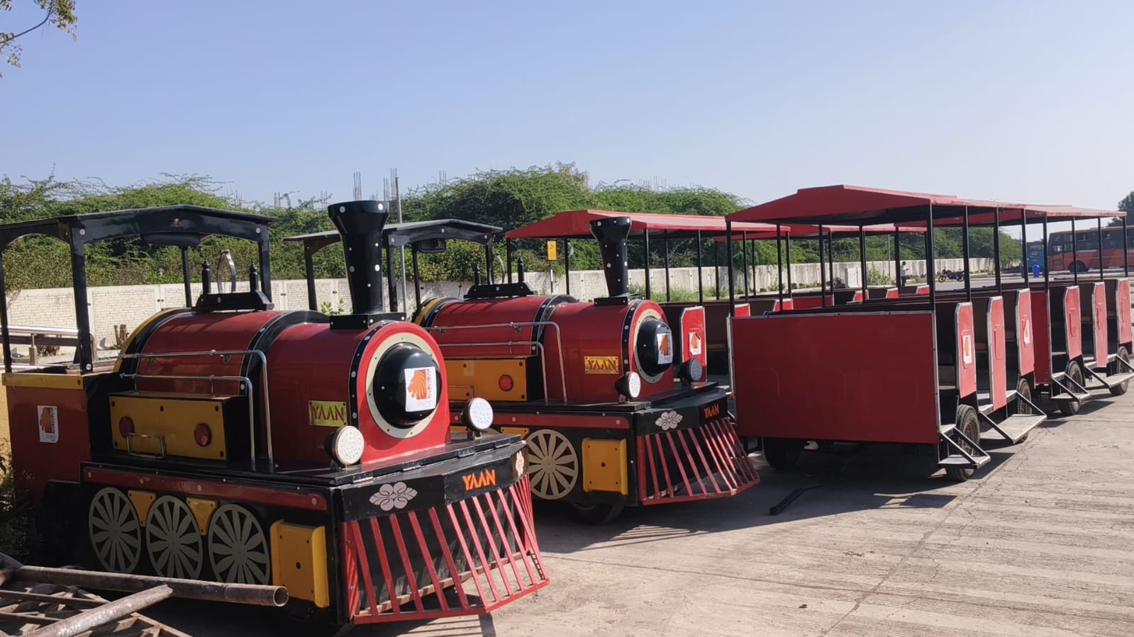 Hill Train A two-car mini hill train with chefs has been arranged to reach the ...