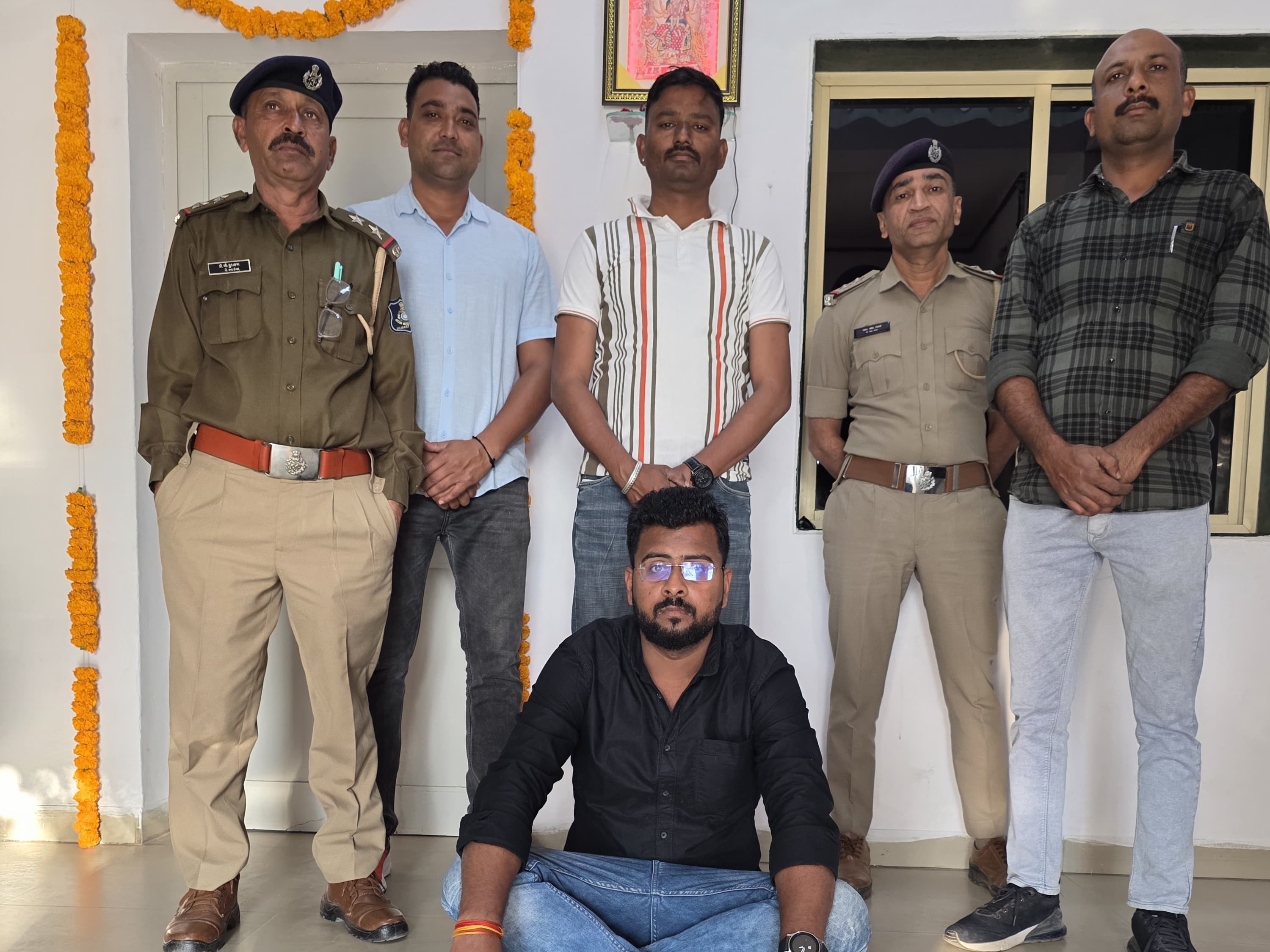 Prantij Neighbour Arrested; Rs 12.34 Lakh Goods Seized | Lakhs Stolen From Locked House