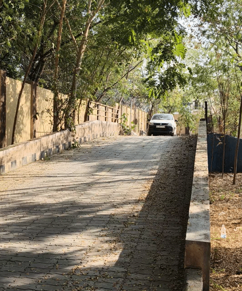 ફોરવ્હિલ ચાલકે ઢોળાવમાં ટેસ્ટ આપી.