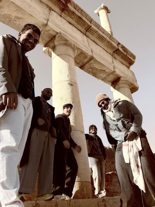 વિજયે ઇટલીના વેકેશનના ફોટો શેર કર્યા હતા, જેમાં રશ્મિકા તેને પાછળથી હગ કરતી જોવા મળી હતી.