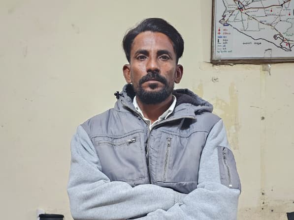 Gir Somnath Police Nabs NDPS Accused Razzak Haajibhai Chauhan | Five ...