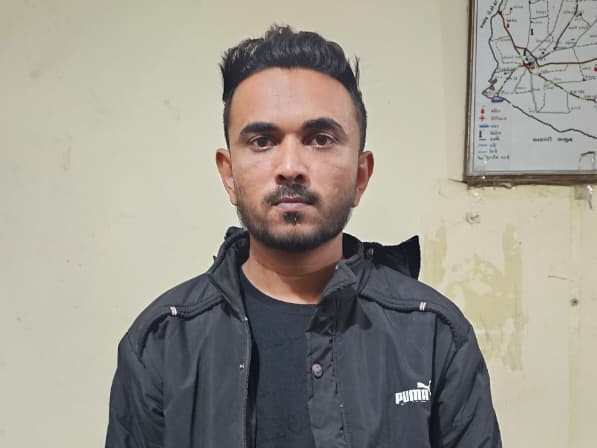 Gir Somnath Police Nabs NDPS Accused Razzak Haajibhai Chauhan | Five ...