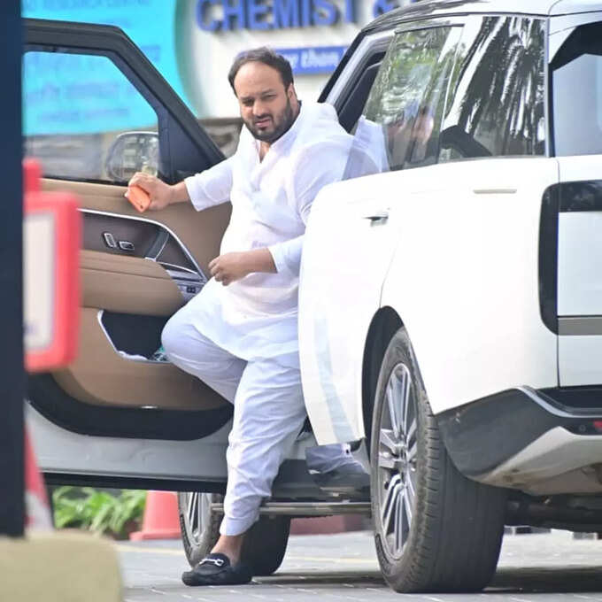 સ્વર્ગસ્થ NCP નેતા બાબા સિદ્દીકીના દીકરા ઝીશાન સિદ્દીકી લીલાવતી હોસ્પિટલમાં પહોંચ્યા.