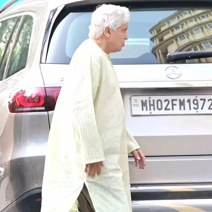 તેમના સાથી જાવેદ અખ્તર આજે સવારે લગભગ 10:30 વાગ્યે લીલાવતી હોસ્પિટલ પહોંચ્યા.