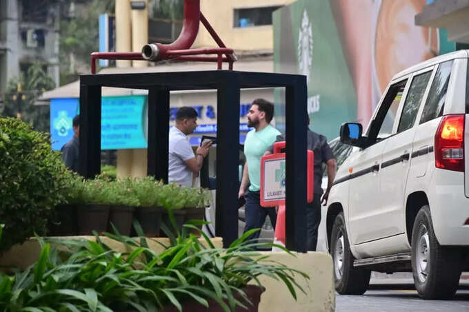 સલીમ ખાનનો દીકરો અરબાઝ ખાન બુધવારે સવારે લગભગ 9:30 વાગ્યે લીલાવતી હોસ્પિટલ પહોંચ્યો.