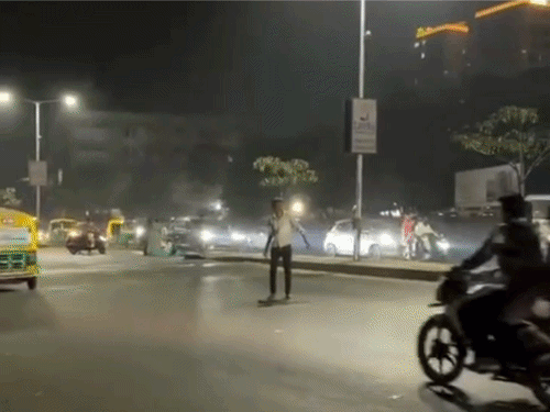 દારૂના નશામાં યુવક જાહેર રસ્તા વચ્ચે ઉભો થઈ ગયો હતો.