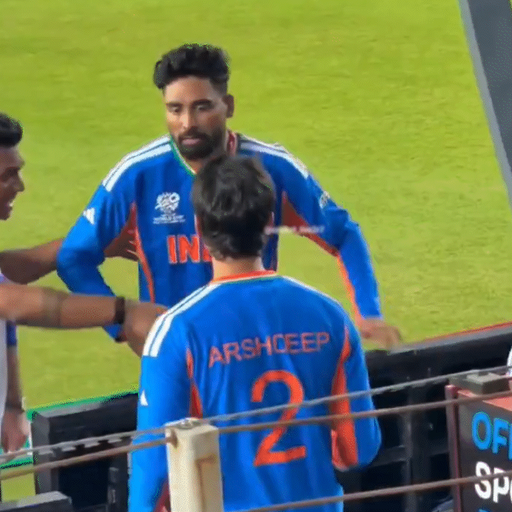 નેધરલેન્ડ્સ સામે ઇનિંગની શરૂઆત કરનાર અભિષેક શર્મા શરૂઆતમાં અર્શદીપ સિંહની જર્સી પહેરેલો જોવા મળ્યો હતો અને પછી તેણે મોહમ્મદ સિરાજની જર્સી પહેરી હતી.