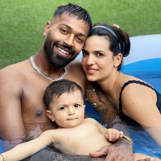 હાર્દિક-નતાશાએ લોકડાઉન દરમિયાન 31 મે 2020ના રોજ લગ્ન કર્યા હતા. બંનેના ઘરે 30 જુલાઈ 2020ના રોજ દીકરા અગસ્ત્યનો જન્મ થયો હતો.