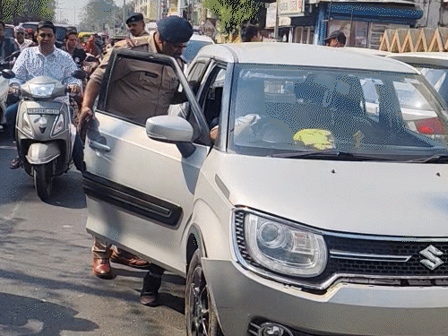 Vadodara Drunk Driver Accident Injures Three | Car Police Marked