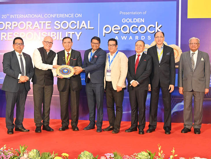 ભાસ્કર ગ્રુપના વાઇસ પ્રેસિડેન્ટ (બ્રાન્ડ અને પ્રોડક્ટ માર્કેટિંગ) પવન પાંડેય અને માયર પેનકર, સીઓઓ (કોર્પોરેટ સેલ્સ)એ આ સન્માન પ્રાપ્ત કર્યું. - Divya Bhaskar