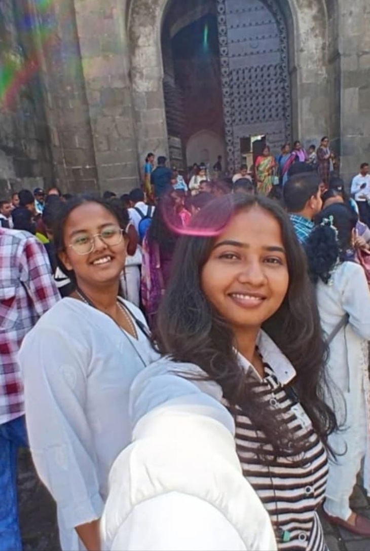 રોશની શરદ શિરસાઠ અને જ્યોત્સના અતુલ ચૌધરી.(બંને મૃતક નાનપણની મિત્ર હતી)