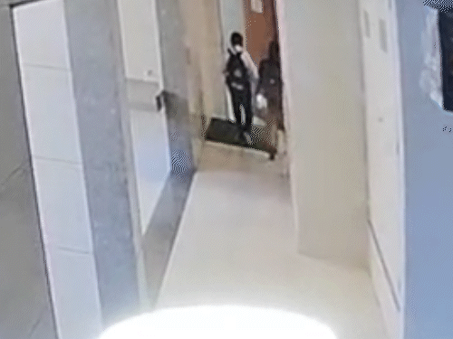 આપઘાત પહેલા મંદિરના બાથરુમમાં જઈ રહેલી રોશની અને જ્યોત્સના.