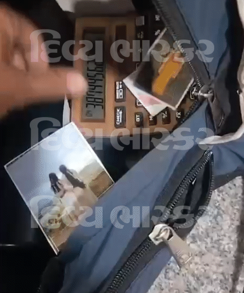 બાથરુમમાંથી મળી આવેલી બેગમાંથી ફોટોગ્રાફ સહિતની વસ્તુઓ મળી આવી.