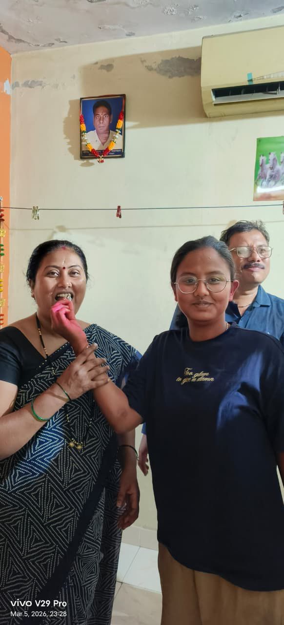 5 માર્ચે રોશનીના માતાપિતાની મેરેજ એનિવર્સિરી હોય પરિવાર સાથે ઉજવણી કરી હતી.