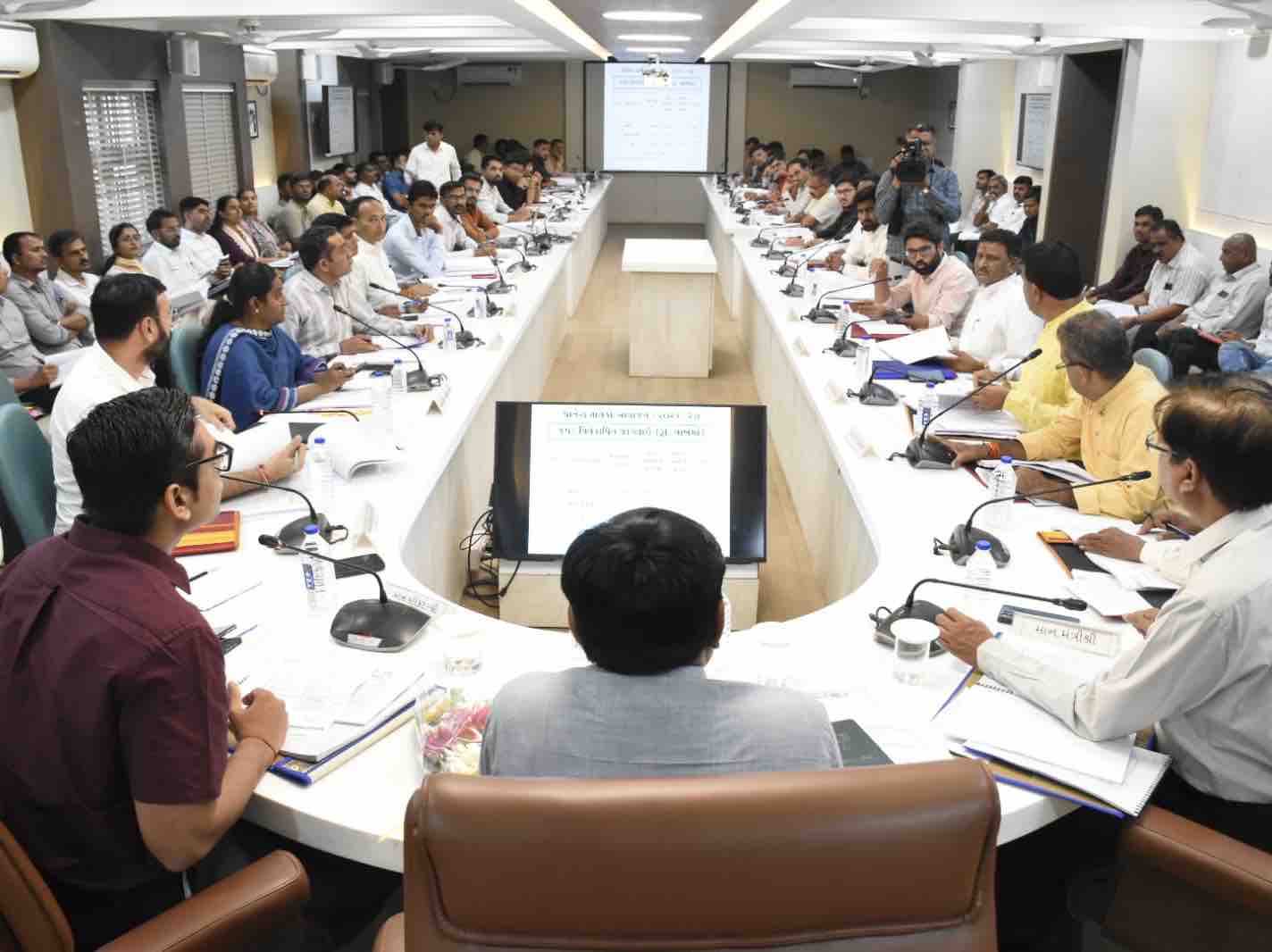 Banaskantha Planning Board Meeting Led by Minister Kamlesh Patel Approves ₹25  Crore Projects