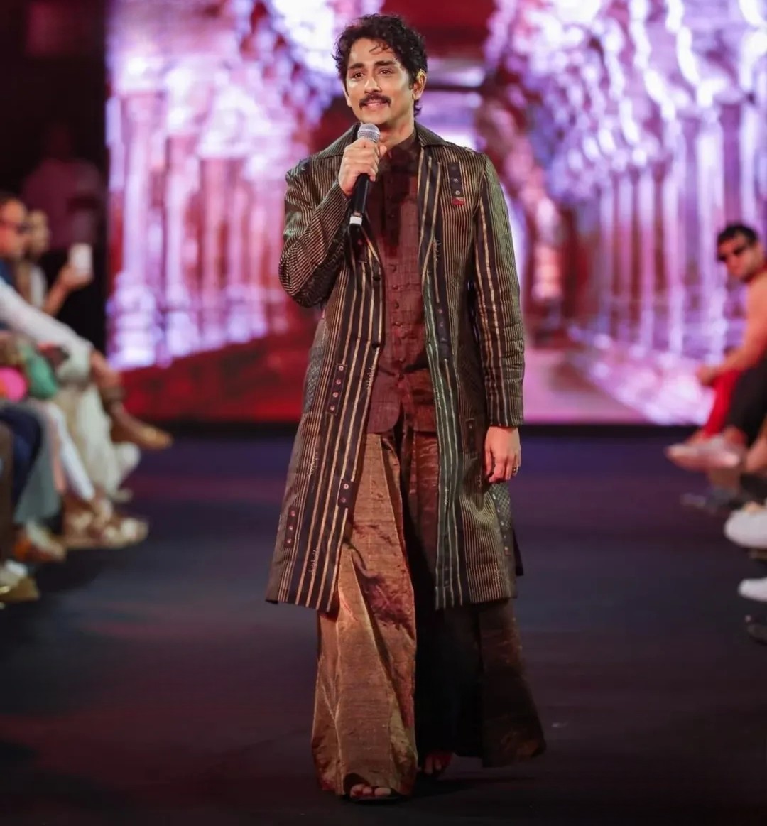એક્ટર સિદ્ધાર્થ ડિઝાઇનર વિવેક કરુણાકરણ માટે શો-સ્ટોપર બન્યો હતો.