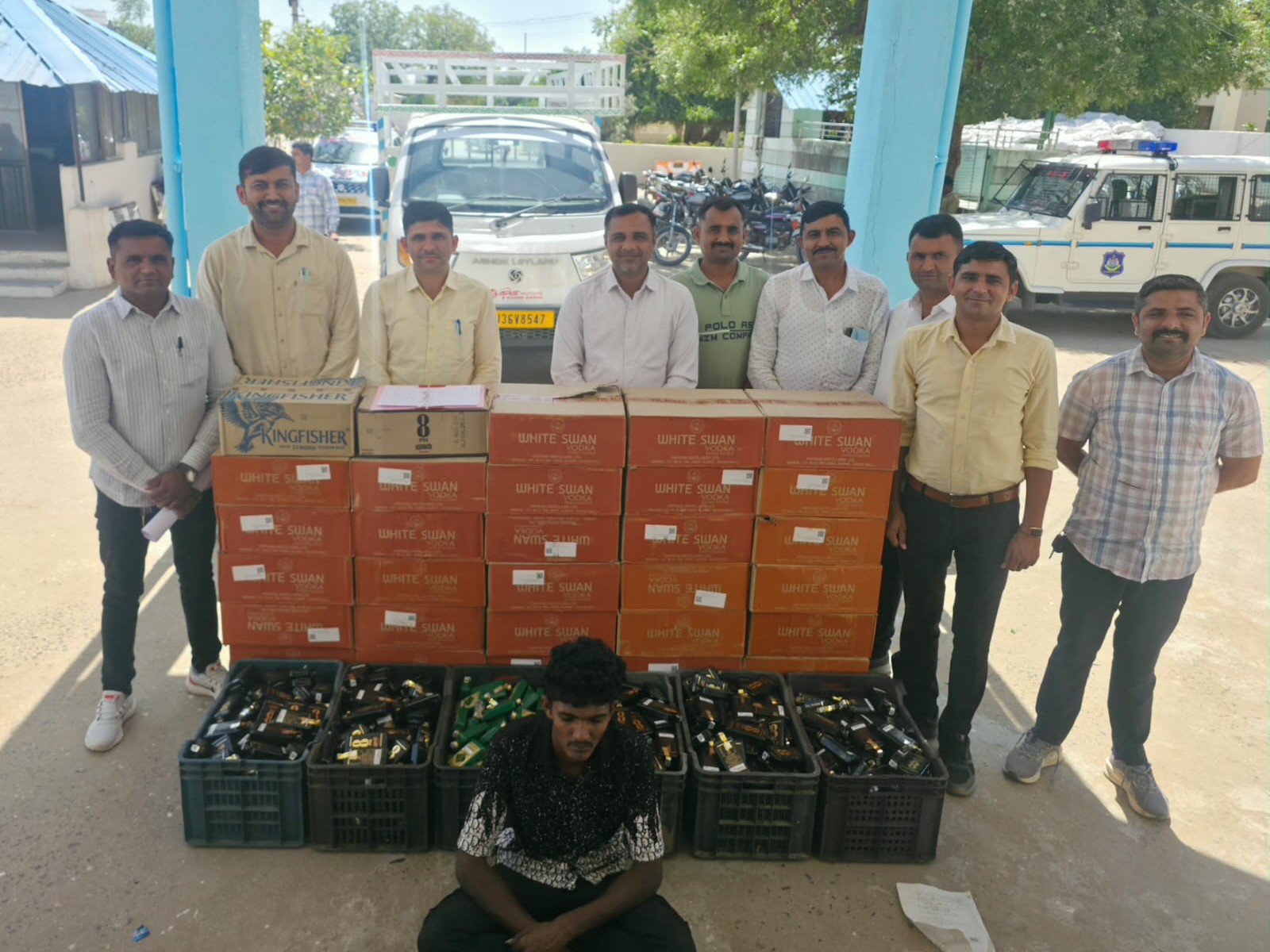 Tharaad SOG Seizes 2249 Bottles Foreign Liquor Hidden in Car
