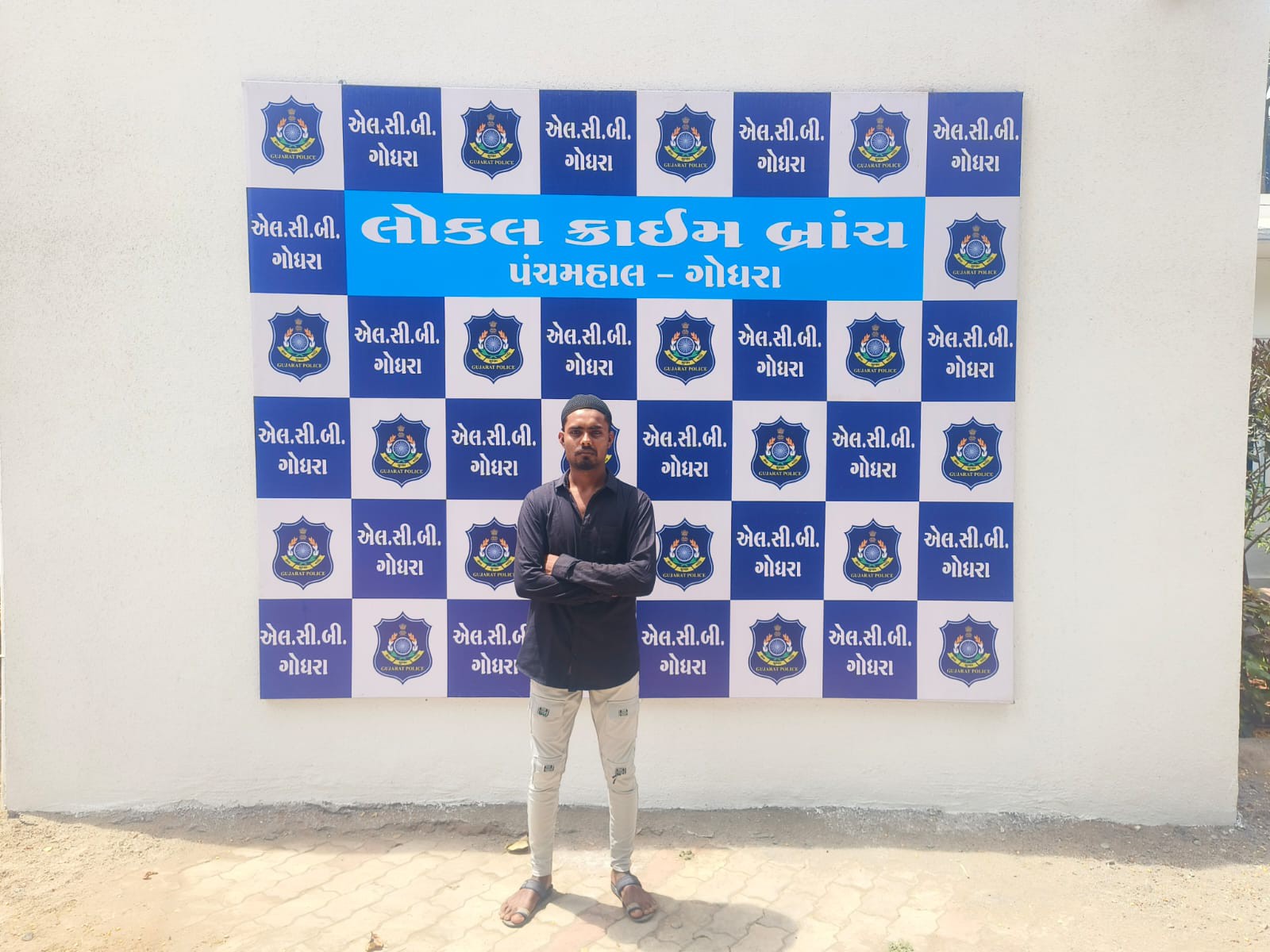 રાયોટીંગના ગંભીર ગુનામાં લાંબા સમયથી ફરાર વોન્ટેડ આરોપી ઈરફાન ઉર્ફે મેન્ડીસ ઈબ્રાહીમ મન્સૂરી ઝડપાયો