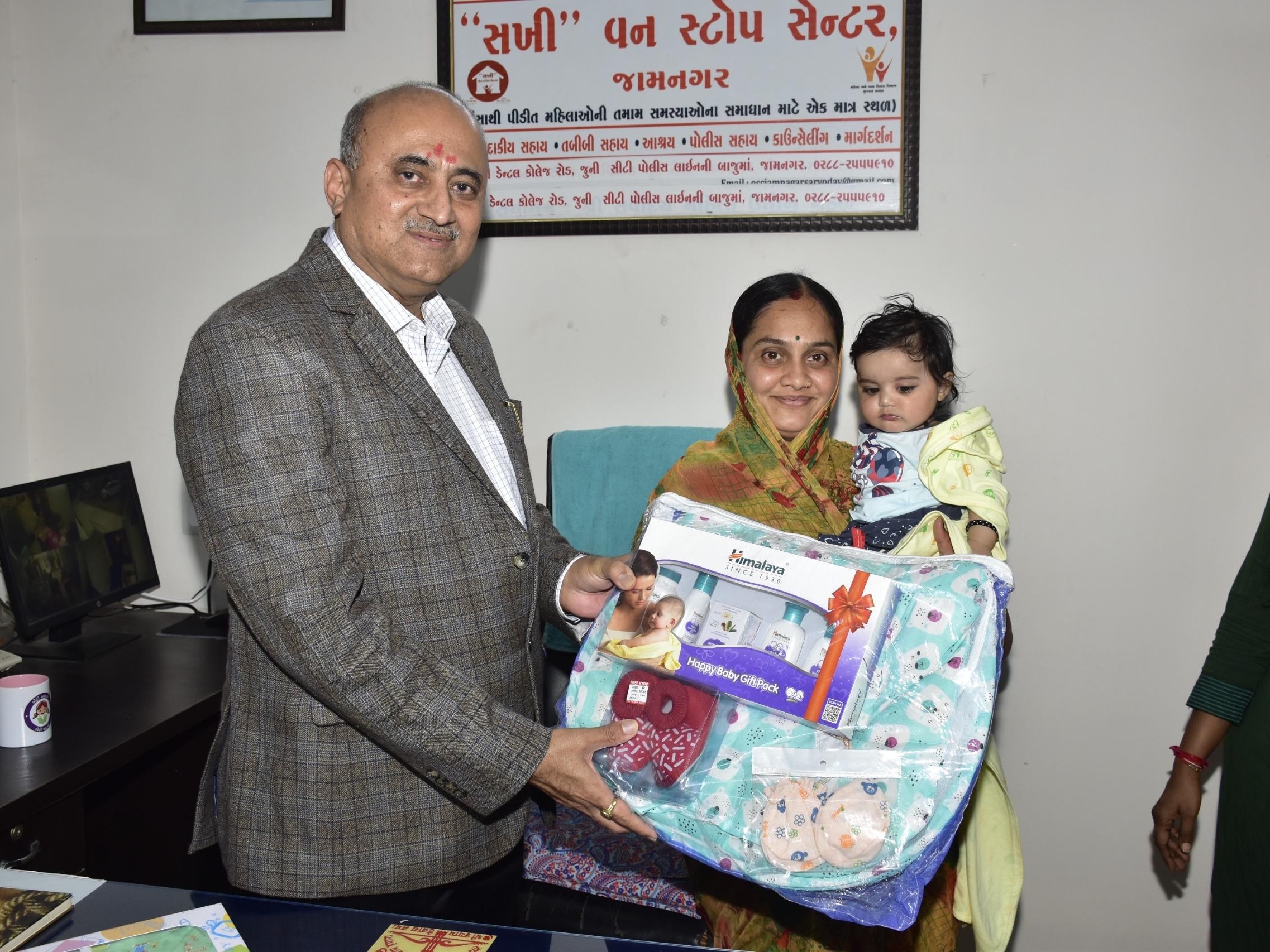 Jamnagar Collector Visits Sakhi Center, Distributes Kits