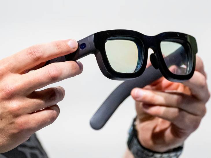 Smart Glasses Future Tech: AR & Challenges Ahead