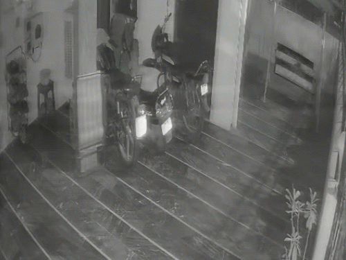 Vadodara Drunk Driver Crashes House Wall; Big Accident Averted