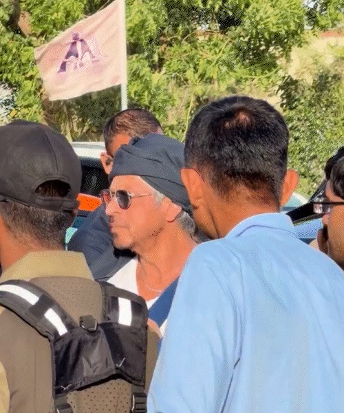 શાહરુખની ઝલક જોવા એરપોર્ટ પર ફેન્સનો જમાવડો