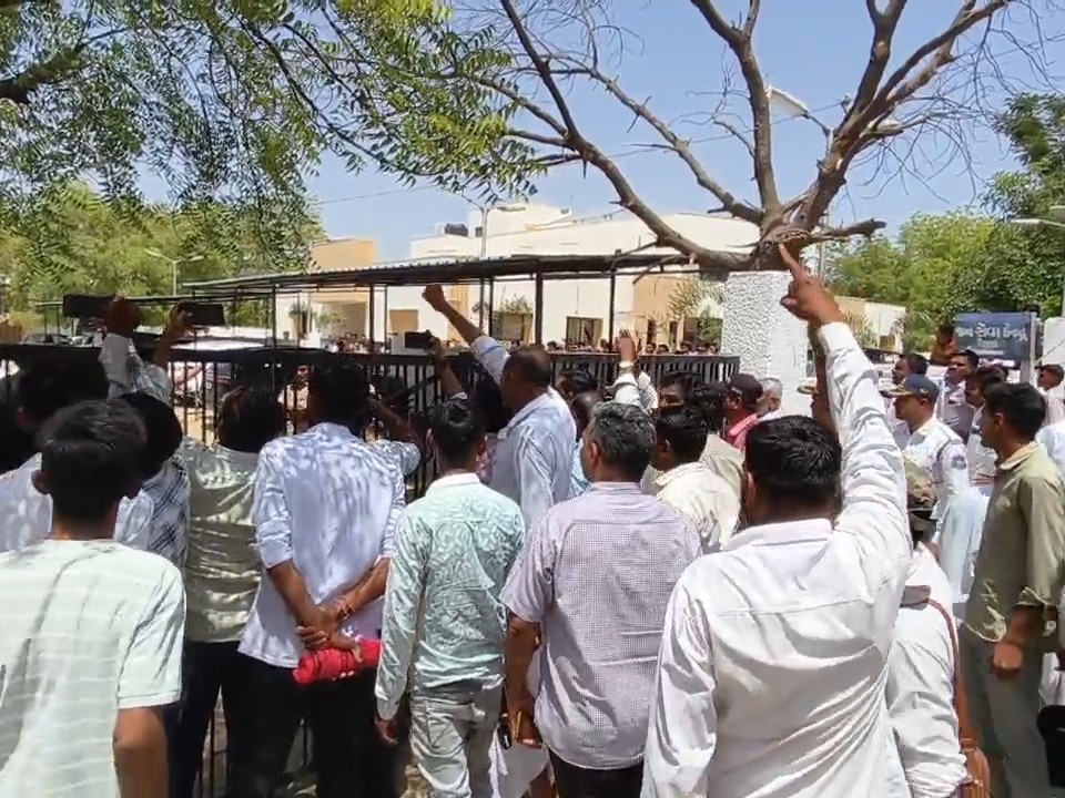 Tharaad Mamlatdar Office Protest; Congress Accuses Police Pressure