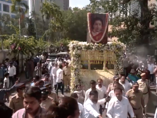 Asha Bhosle Passes Away at 92; Funeral Today in Mumbai