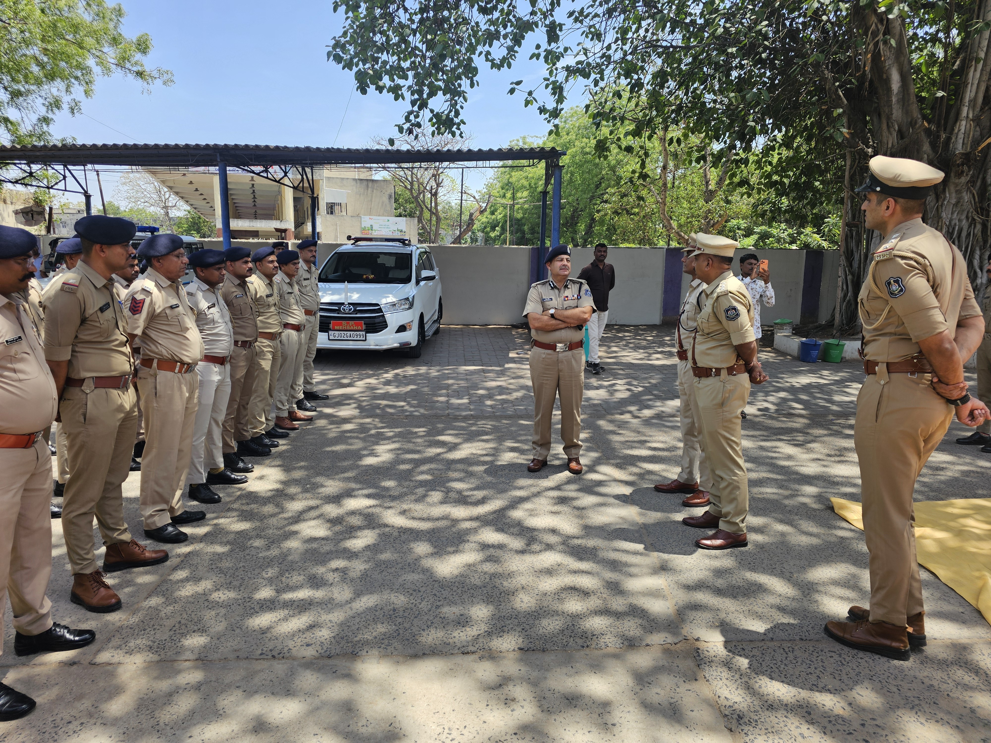 Pd Raju IPS Officer Raju Bhargav Visits Kadi Police Station, Gives Guidance