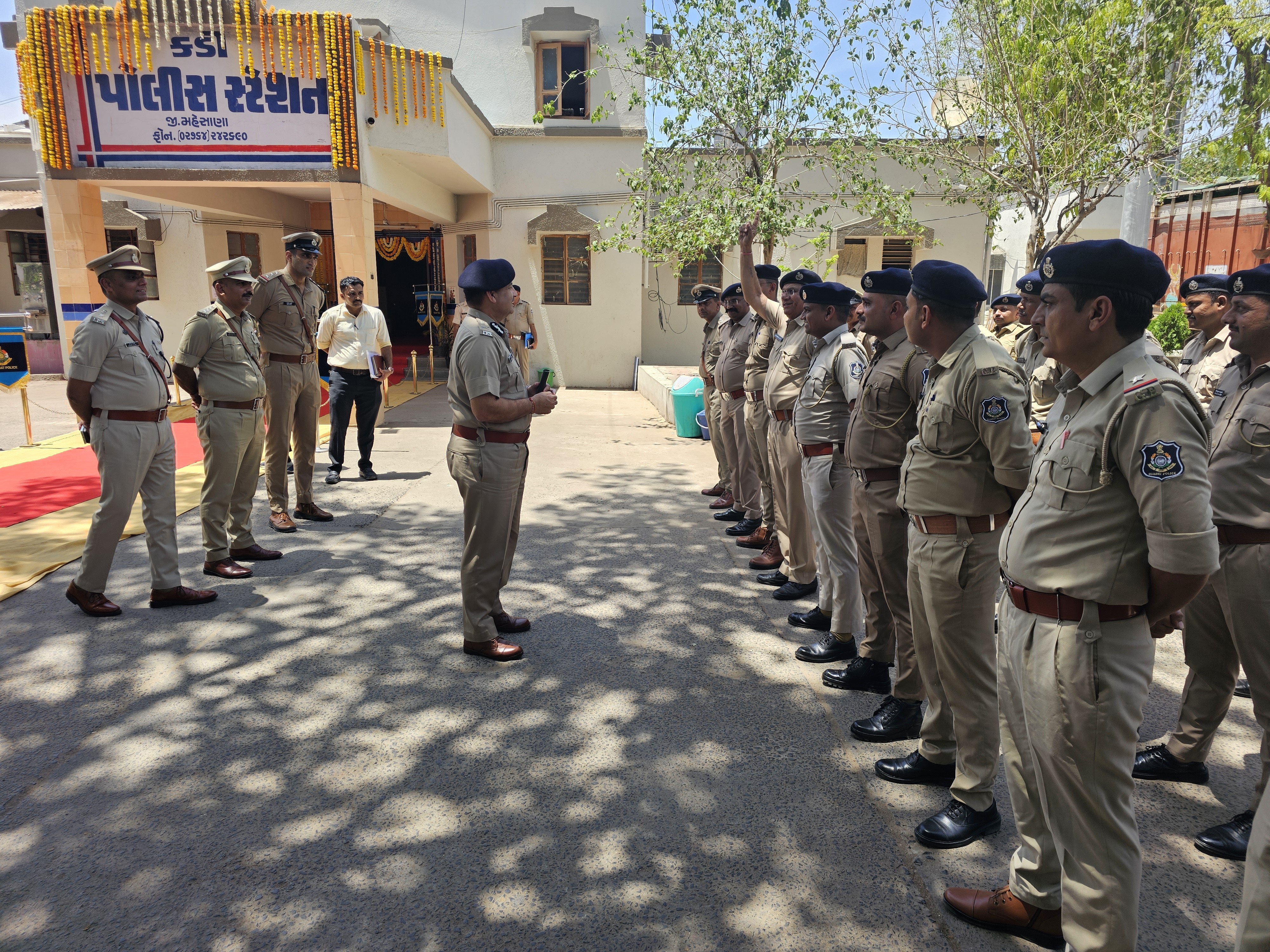 Pd Raju IPS Officer Raju Bhargav Visits Kadi Police Station, Gives Guidance