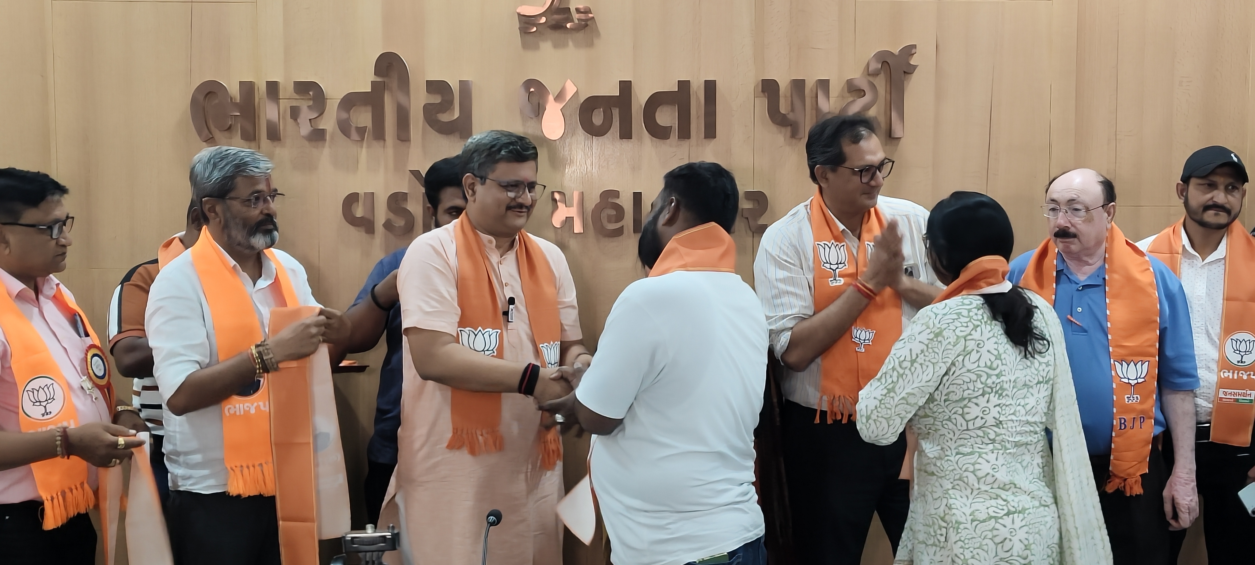 Sheetal Upadhyay Joins BJP; Says AAP Never Asked for Ticket