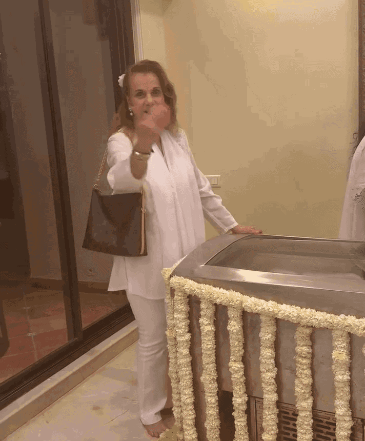 મુમતાઝે ઇન્સ્ટાગ્રામ પર વીડિયો શેર કર્યો, જેમાં તેઓ આશાજીના પાર્થિવ દેહને જોઈ ભાવુક થઈ જાય છે.